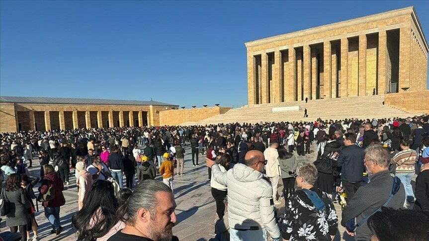 Anıtkabir’de ziyaretçi akını Türkiye Cumhuriyeti’nin kurucusu Gazi