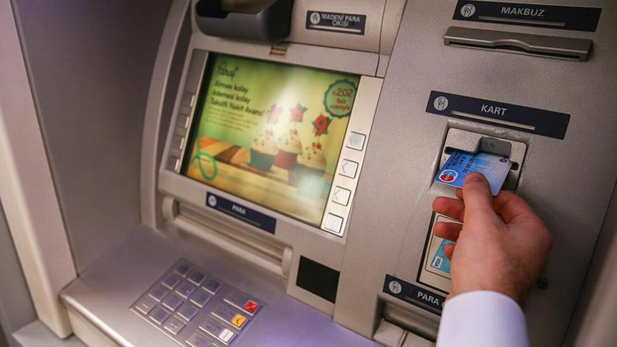 ATM’den para çekerken dikkat! Hesabınızdaki para bir anda sıfırlanabilir Dijitalleşme ile birlikte bankacılık