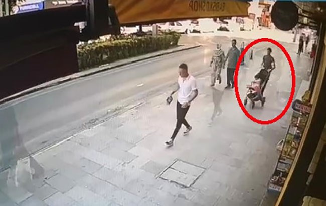Kocaeli'de bebek arabasıyla dolaşan