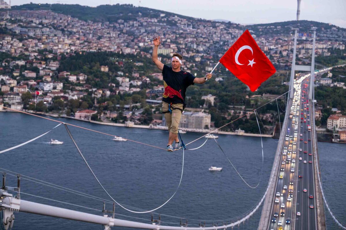 Estonyalı sporcu Jaan Roose 15 Temmuz Şehitler Köprüsü’nü ip üzerinde yürüyerek geçti Slackline alanında 3 kez