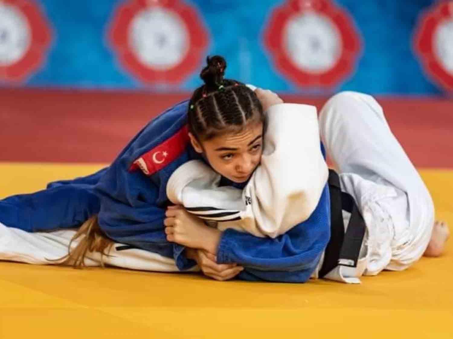 Gemlik Belediyespor Kulübü sporcusu Ayşenur Boşkup,