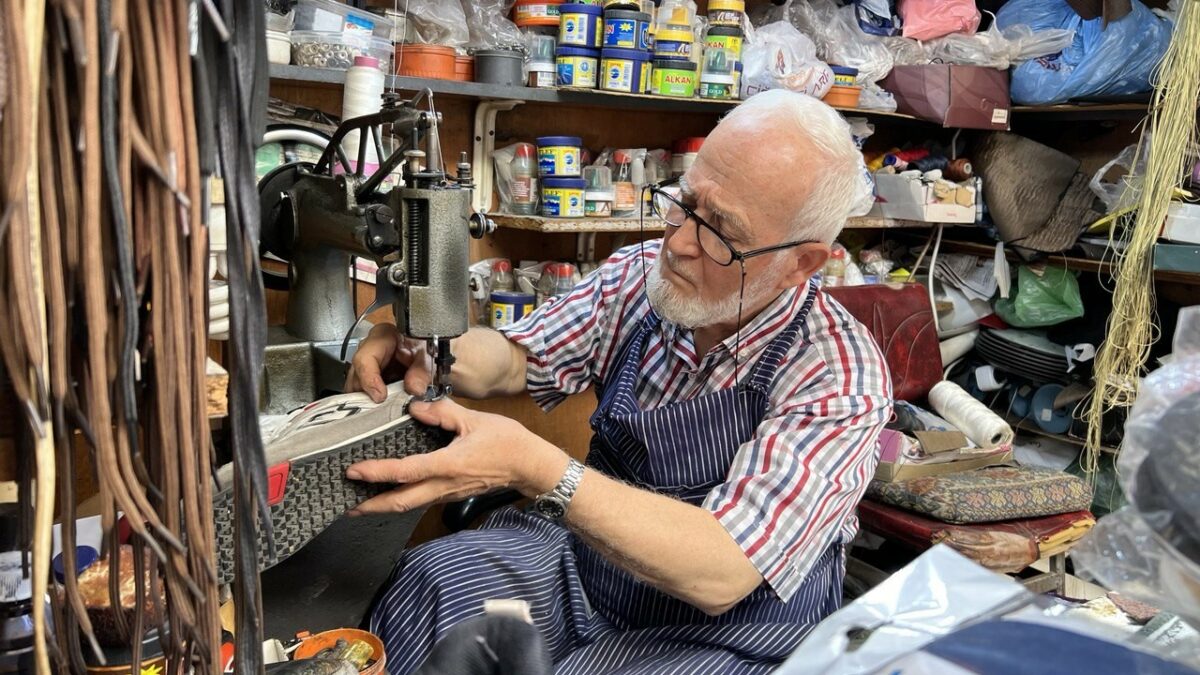 Hem imamlık yaptı hem ayakkabı tamir etti