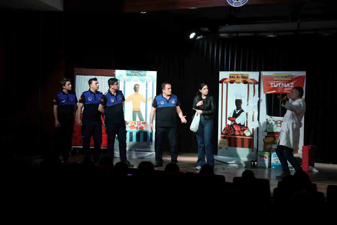 İnegöllü sanatseverler “Zapta geçsin zabıta” tiyatro oyununda buluştu