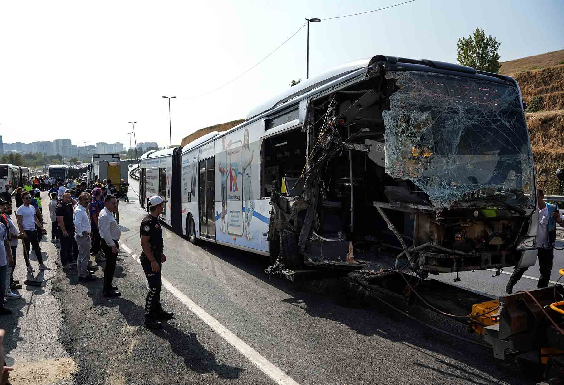 İstanbul Valiliği’nden metrobüs kazası açıklaması: 1 ölü, 38 yaralı İstanbul Valiliği, Küçükçekmece'de yaşanan
