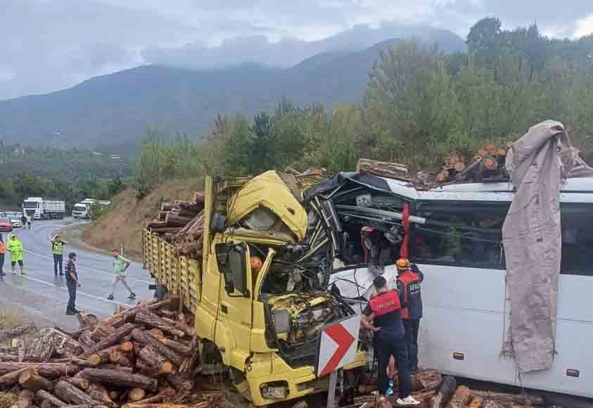 Kamyon ile otobüs çarpıştı: 2 ölü, 21 yaralı