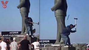 Balıkesir'in Ayvalık ilçesinde Atatürk heykelinin