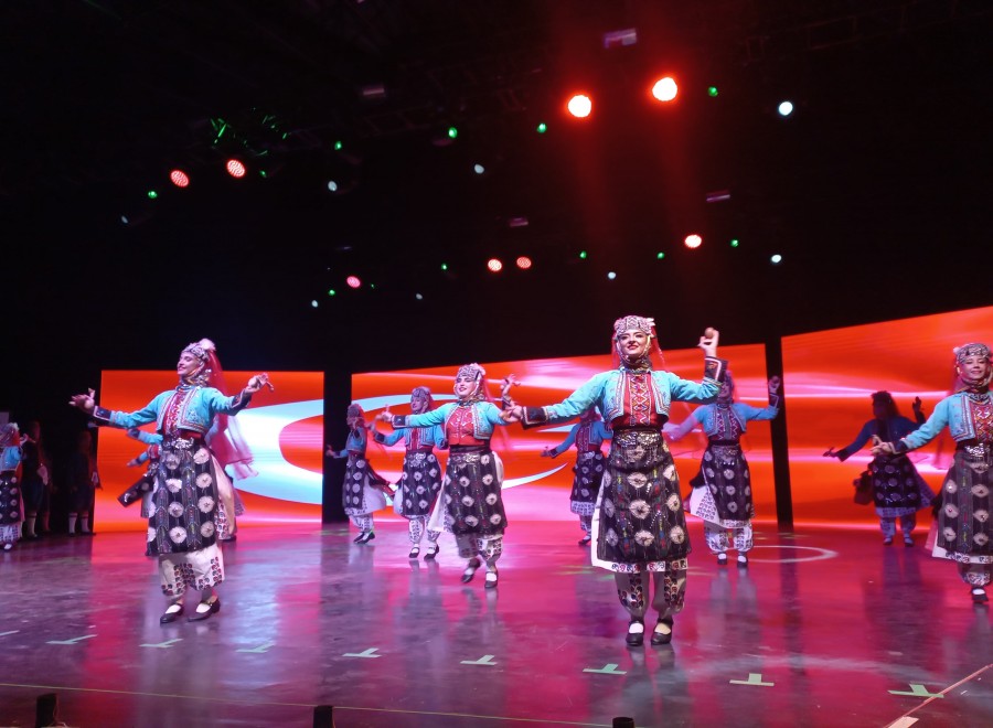 Uluslararası Altın Karagöz Halk Dansları Yarışması coşkuyla başladı