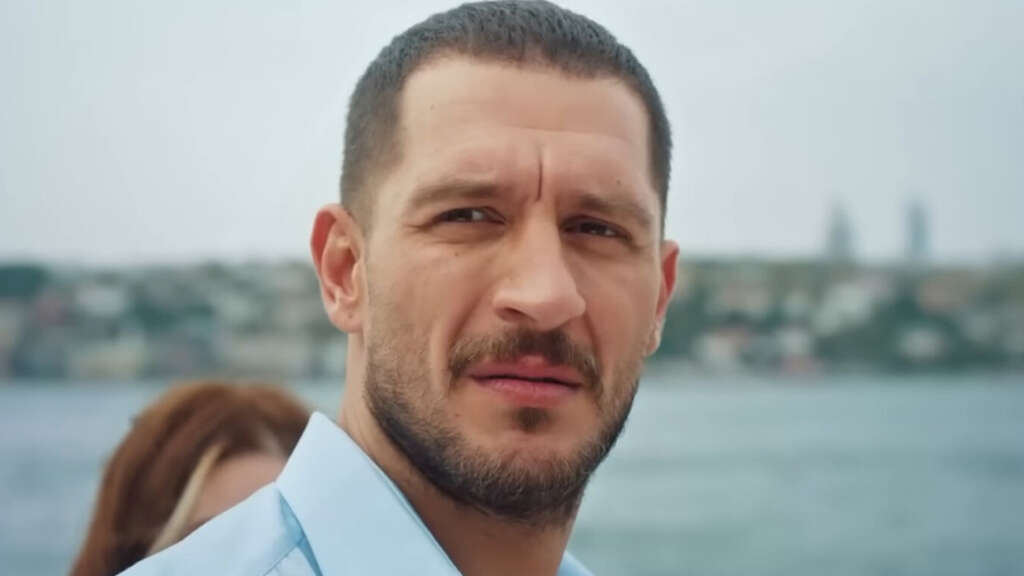 Ünlü oyuncu Uraz Kaygılaroğlu,
