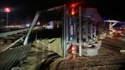 Susurluk’ta tır yan yattı: Sürücü hastaneye kaldırıldı