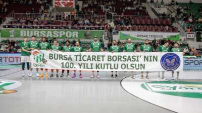 Bursaspor Yörsan-Karşıyaka maçında Yeşil-Beyazlı basketbolcular,