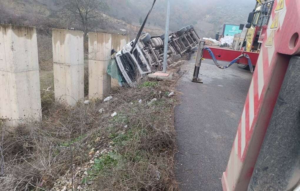 Şarampole devrilen tırda yüklü talaşlar yola saçıldı Bursa'nın İnegöl ilçesinde kontrolden