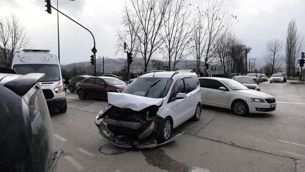 Bursa’da korkutan kaza; 1’i çocuk 2 yaralı Bursa'nın İnegöl ilçesinde hafif