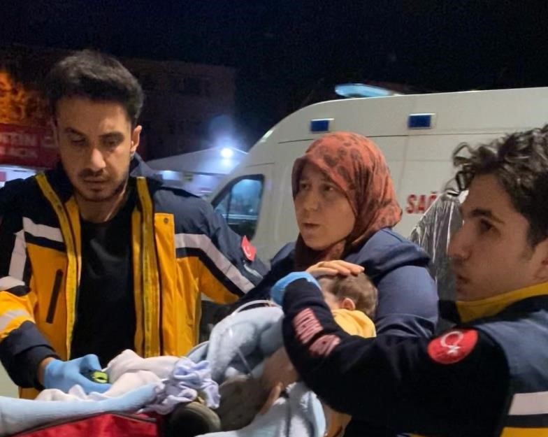 Bursa’da nefes borusuna mama kaçan bebeği 112 ekipleri kurtardı