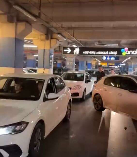 Bursa’da vatandaşların çilesi; Otoparkta mahsur kaldılar Bursa'da terminal yolu üzerinde