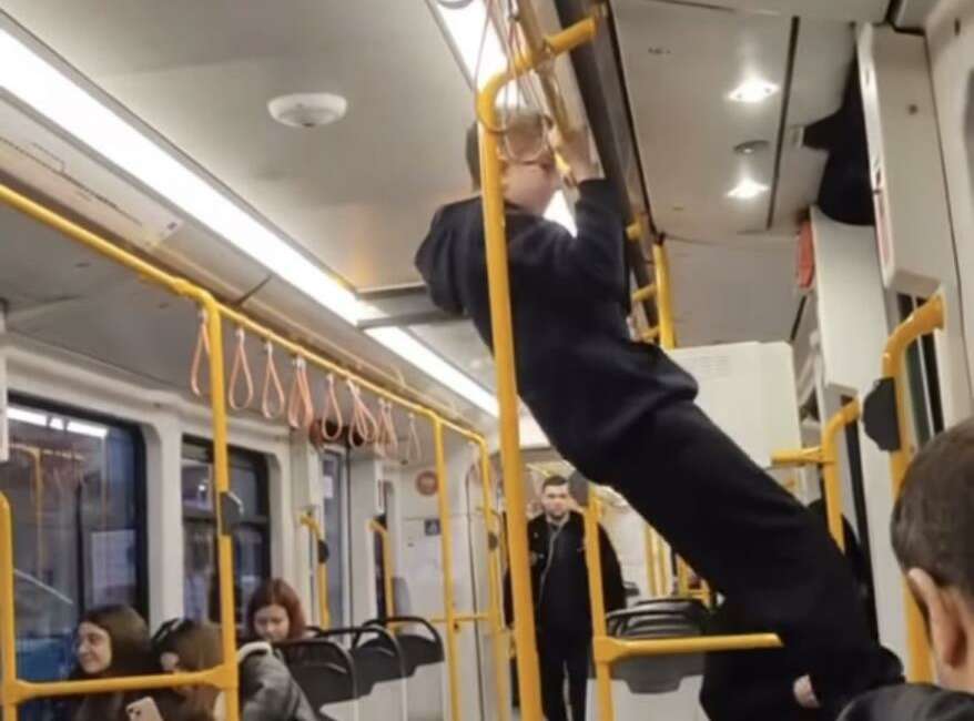 Bursa’da metroyu spor salonu zannetti! Metroda seyahat eden genç,