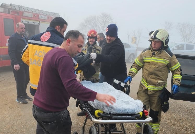Bursa’da kaza oldu, itfaiye yardıma koştu Otomobilde sıkışan yaralılar itfaye