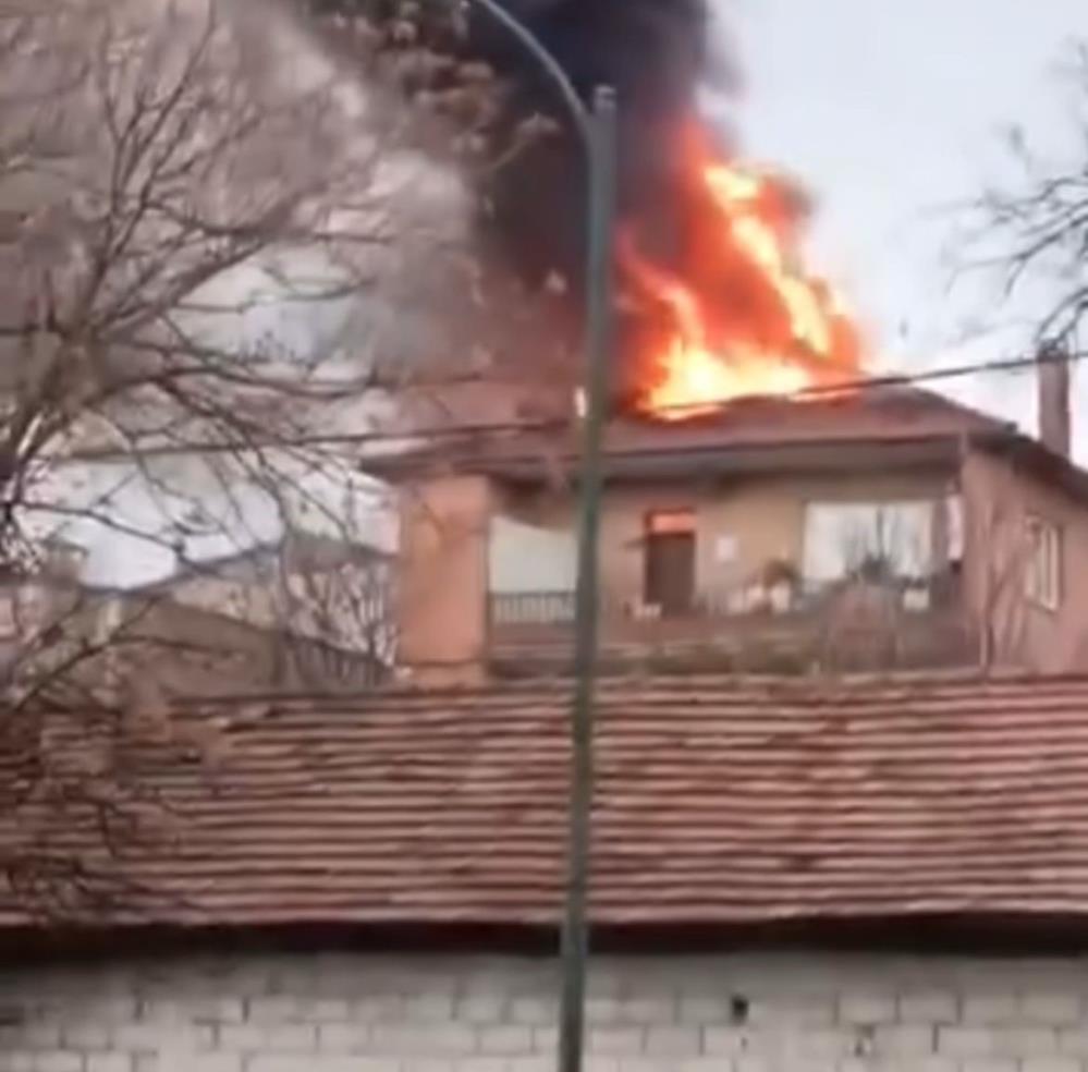 Bursa’da evin çatısı küle döndü