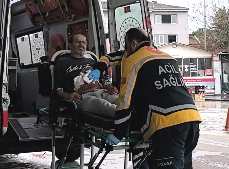 Babasını 6 yerinden bıçakladıktan sonra 112’den yardım istedi Bursa'nın İnegöl ilçesinde öfkeli