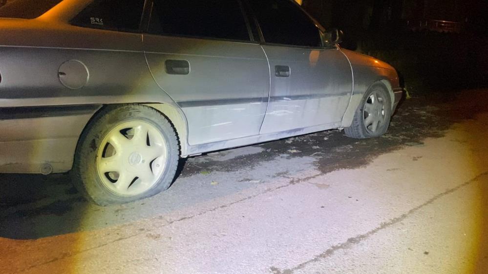 Bursa’da bir garip olay; Hem araçların lastiklerini hem de kendini kesti