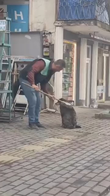 Bursa'da bir vatandaş elindeki fırçasıyla