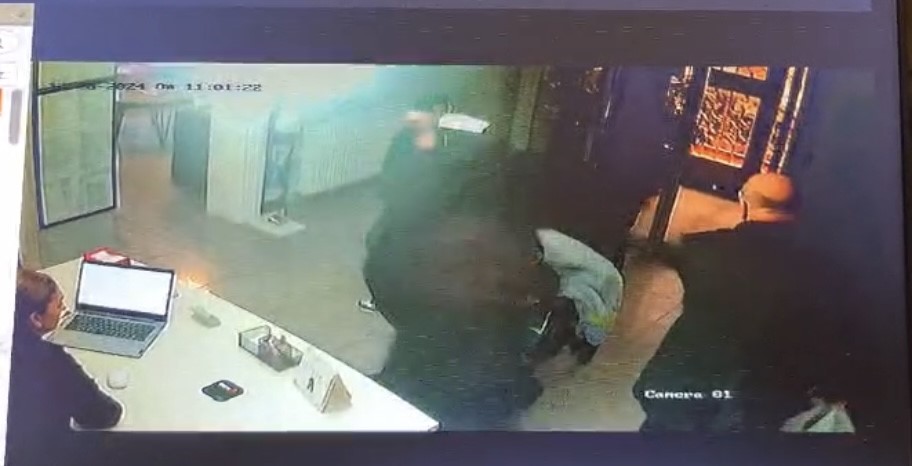 Çocuklarının yanında diş hekimini bıçakladı Bursa'da bir kadın, yoğun