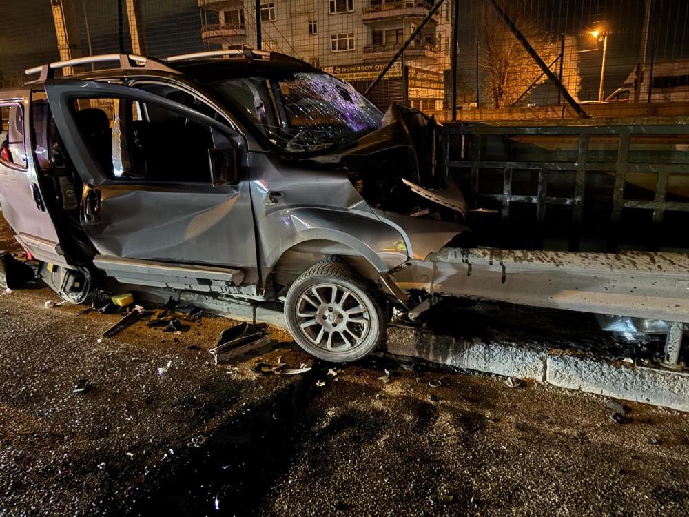 Araçta sıkışan sürücü, itfaiye ekiplerince