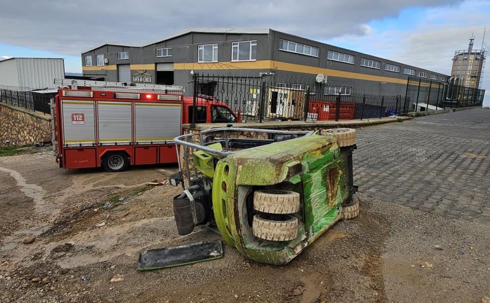 Operatör Hamit Ç.(46) yönetimindeki forklift,