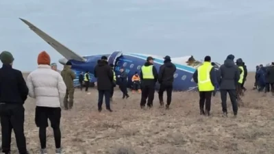 Azerbaycan’a ait yolcu uçağı Kazakistan’da düştü