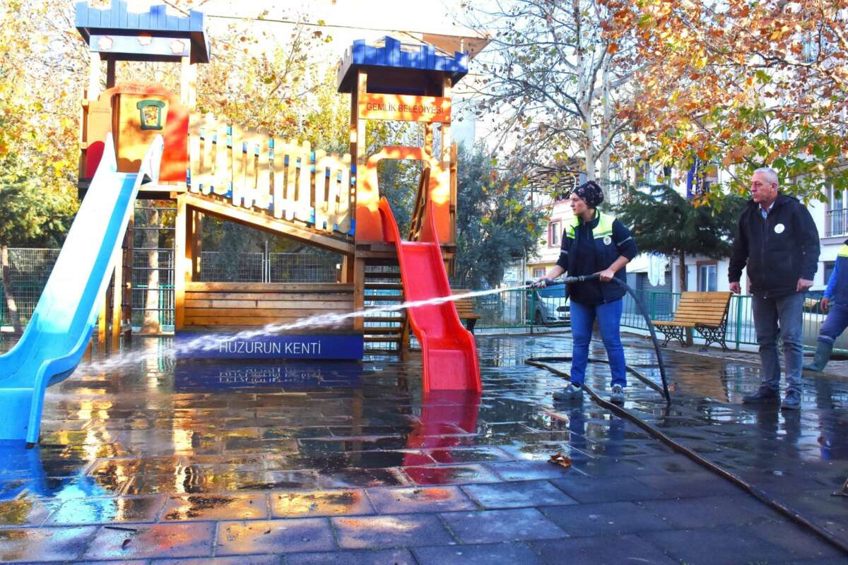 Gemlik’te parklar her gün çocuklar için temizleniyor