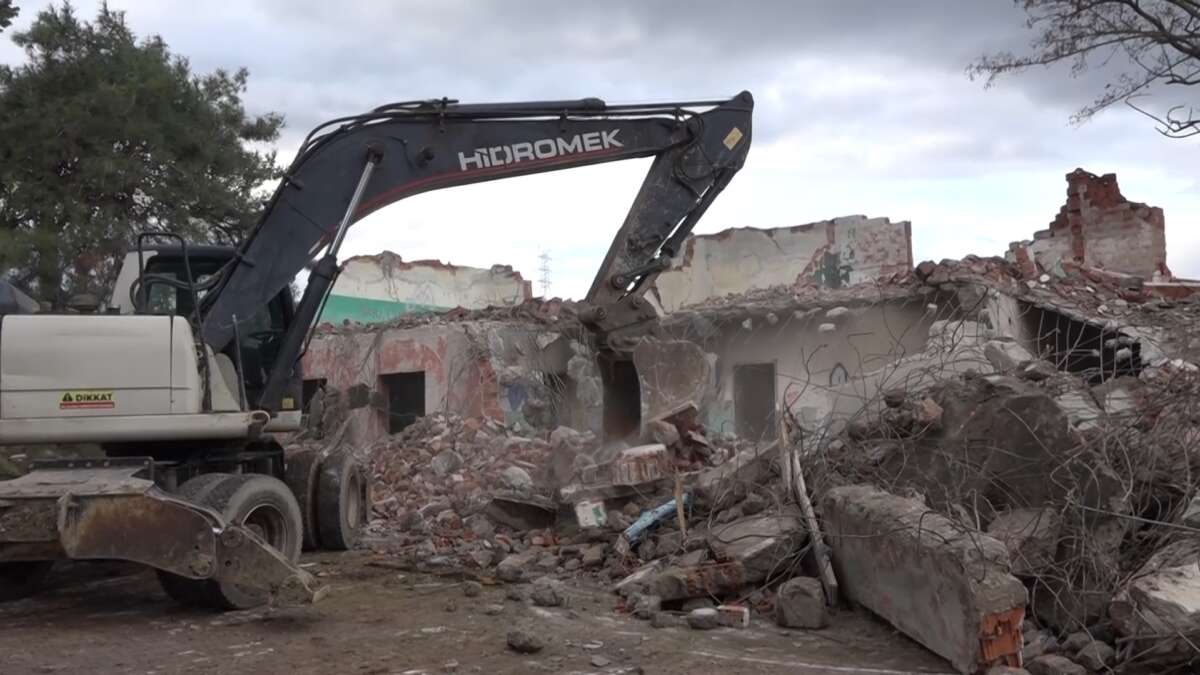 Gemlik o metruk binadan kurtuldu