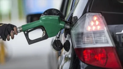 Benzinin litre fiyatına 98 kuruş