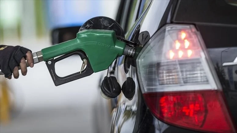 Benzine gece yarısı zam geldi: Tabelalar değişti