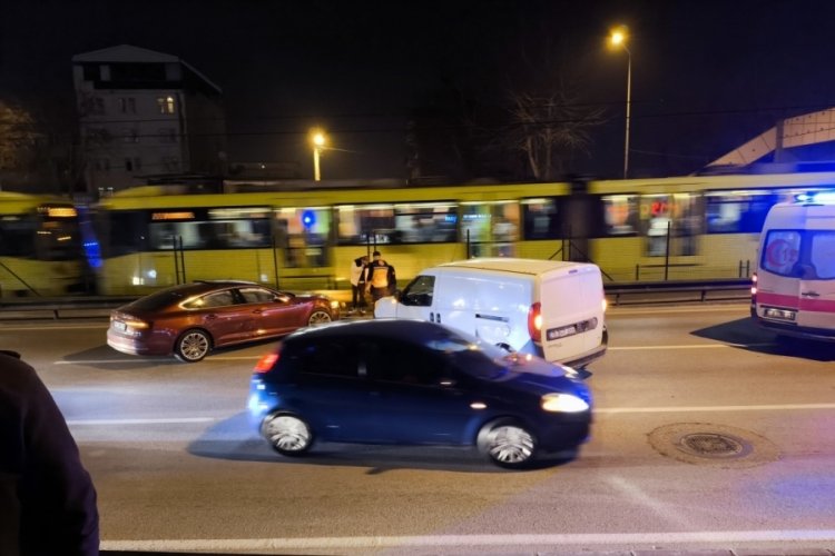 Bursa'da çarpışan araçlar bariyere çarparak