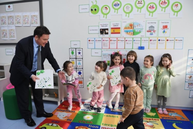 Başkan Aydın karne heyecanı yaşayan çocukları tek tek kutladı