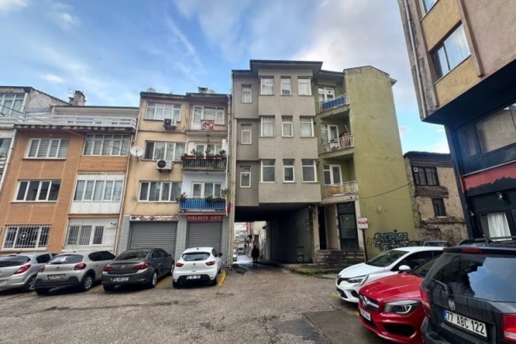 Türkiye Konya'da çöken 3 katlı
