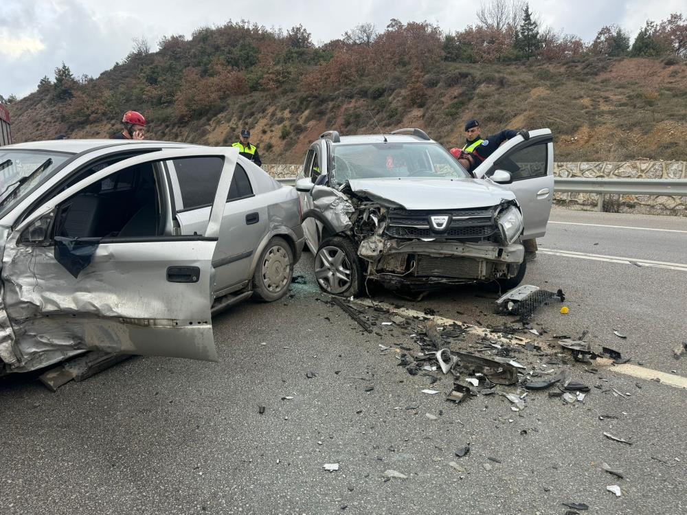 Bursa'nın İznik ilçesinde iki otomobil