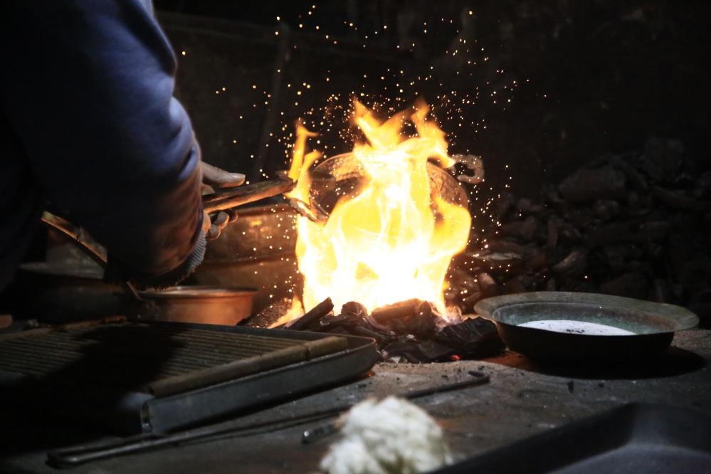 Bursa'da babasından öğrendiği kalaycılık