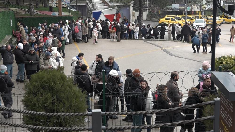Bursalılar Uludağ’a akın ediyor; Uzun kuyruklar oluştu