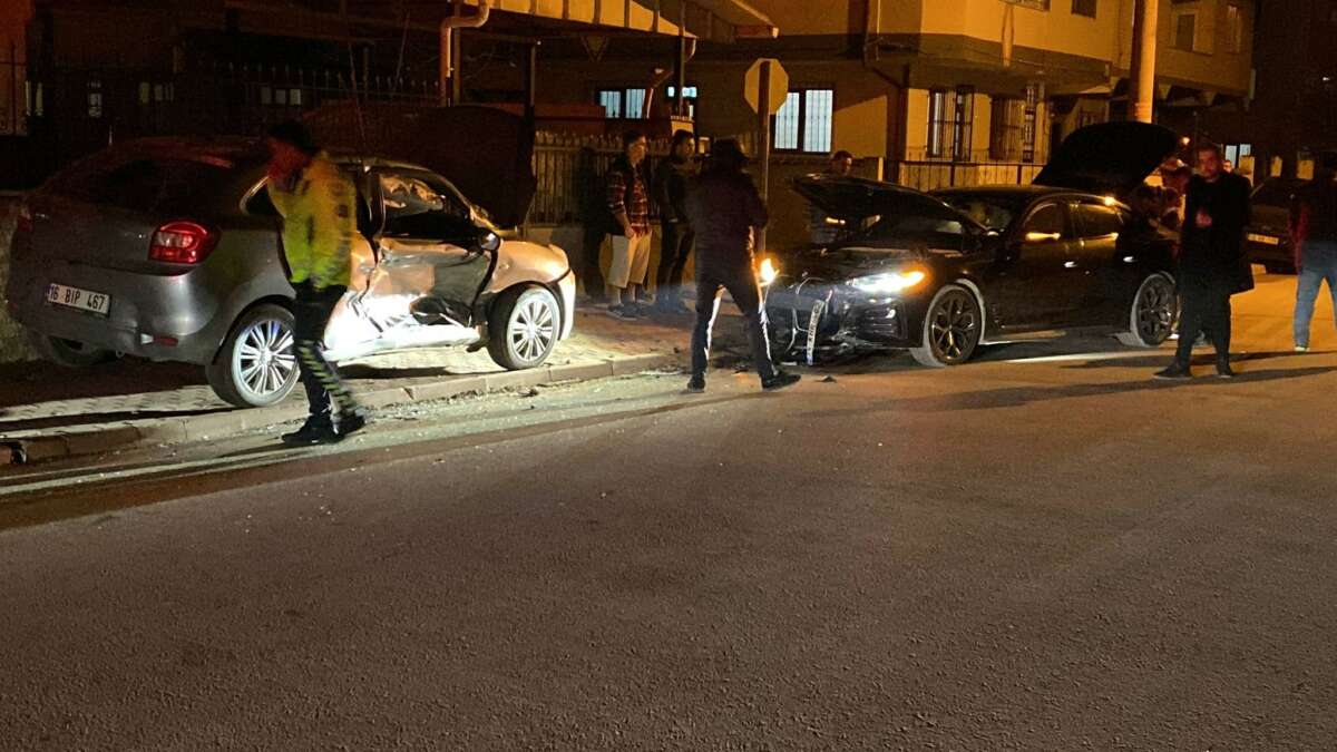 Bursa’da 2 otomobil çarpıştı: 3 yaralı