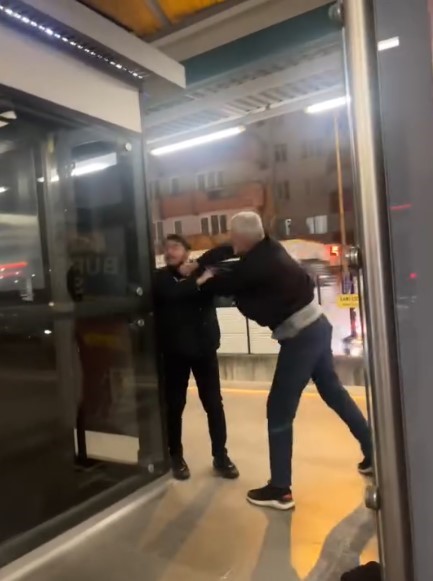 Bursa metrosunda tekme tokat kavga Bursa'da bir metro istasyonunda