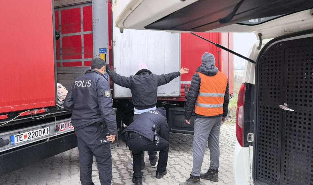 Avrupa’ya kaçmak isteyen göçmenler tır dorsesinde yakalandı Bursa'nın İnegöl ilçesinde polis