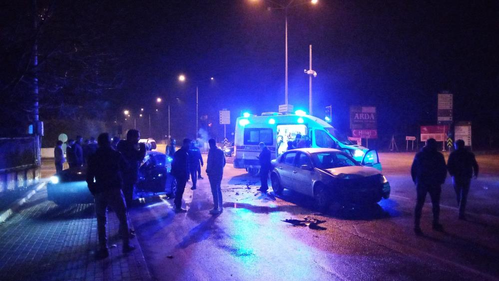 Bursa’da ambulansa yol vermek isterken kaza yaptılar