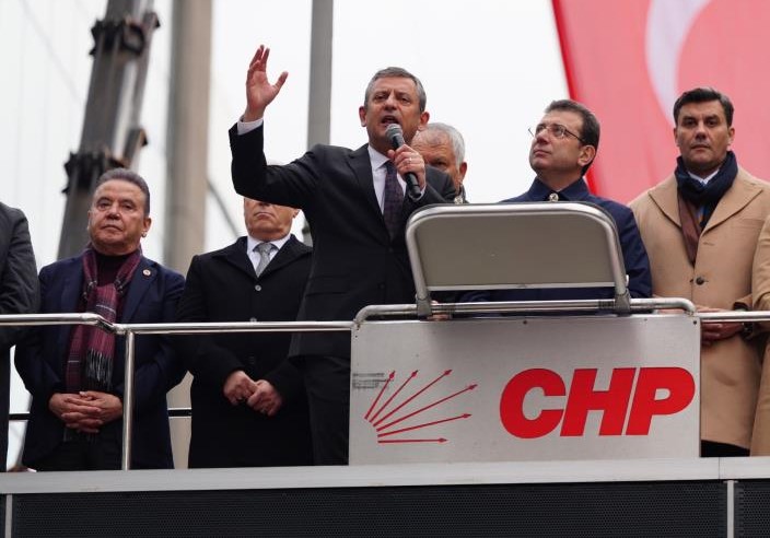 Özgür Özel, küplere bindi; Bu kirli düzene teslim olmayacağız CHP Genel Başkanı Özgür