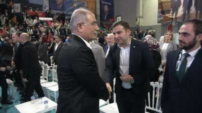 Ana muhalefetin hangi elini cebine