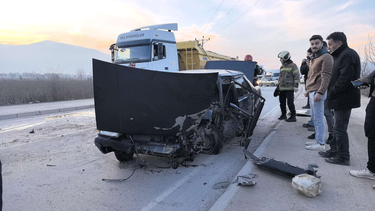 Bursa’da kamyon ile otomobil kafa kafaya çarpıştı: Araçta sıkışan sürücüyü vatandaşlar kurtardı