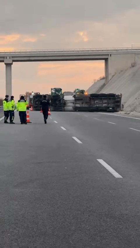 Bursa-İzmir otobanı Karacabey ilçesi yakınlarında