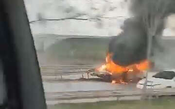 Çanakkale-Bursa karayolunda bariyere çarpan araç alev