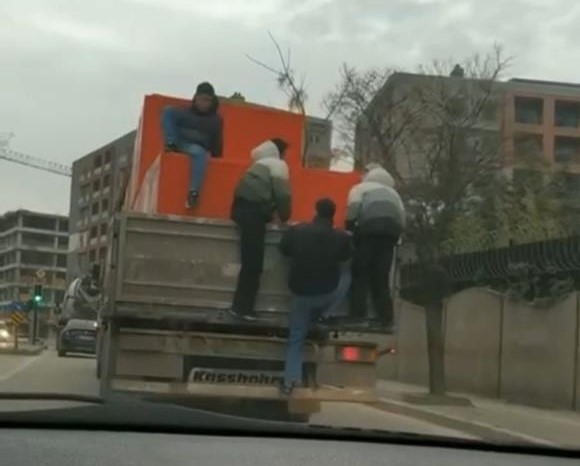 Bursa'da 3 genç, kamyonun