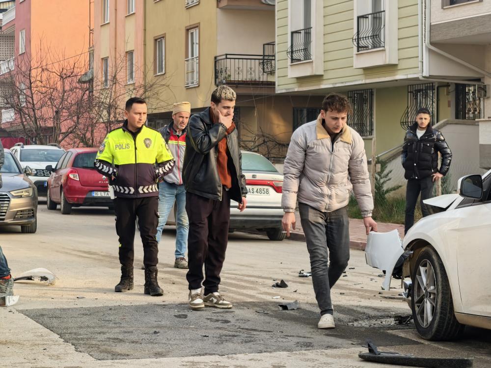 Bursa'nın İnegöl ilçesinde 2 otomobil
