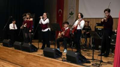 Bursa’da genç müzisyenler hünerlerini sergiledi
